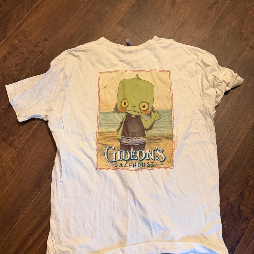 Gideons Bakehouse 2XL crème color Graphic T-Shirt with Frog Design 2XL EUC